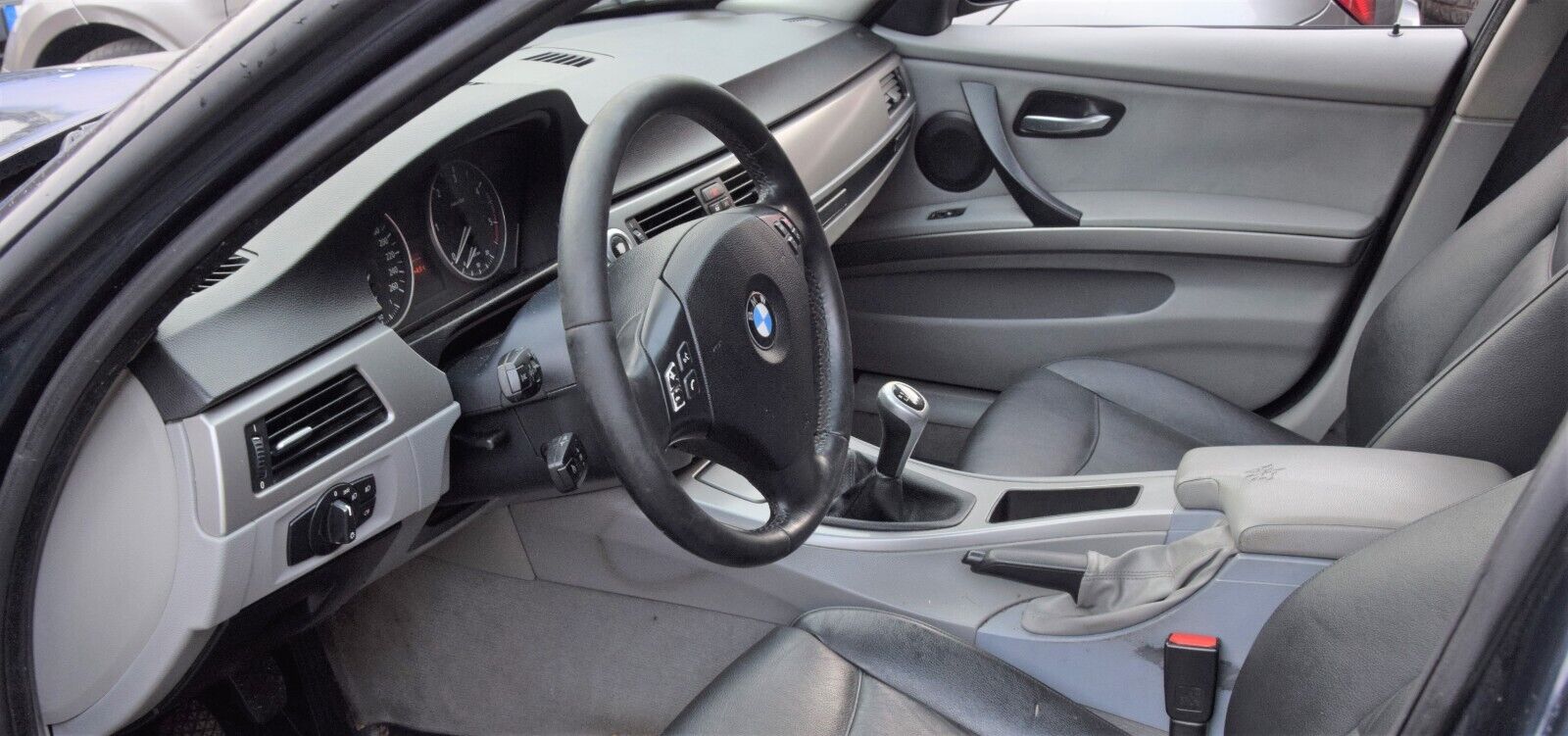 BMW 3er E90 / E91-Schwarz-Leder-Lenkrad-Abdeckung - Rot Stich